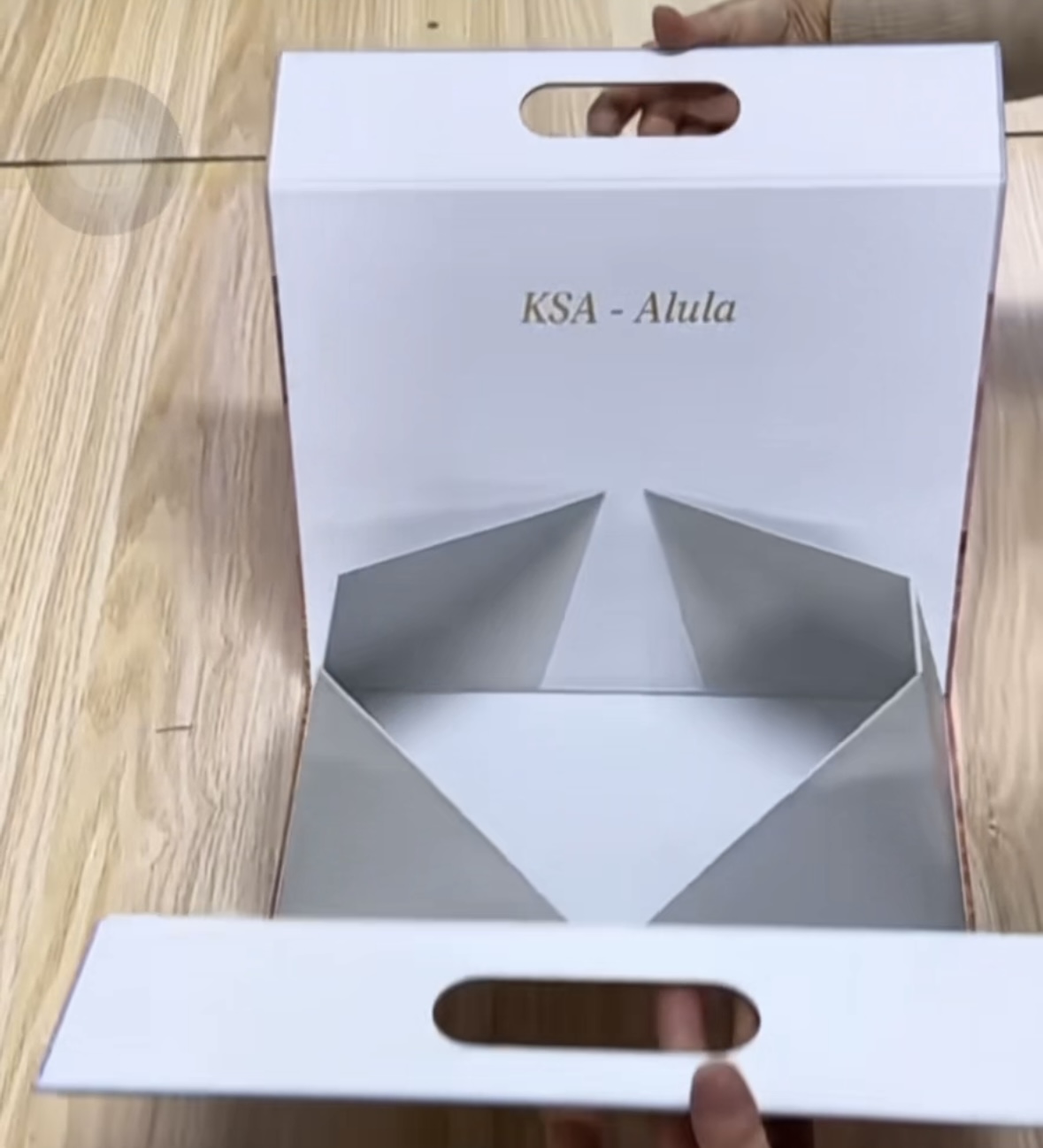 Una moldura táctil de la caja de regalo de perfume portátil