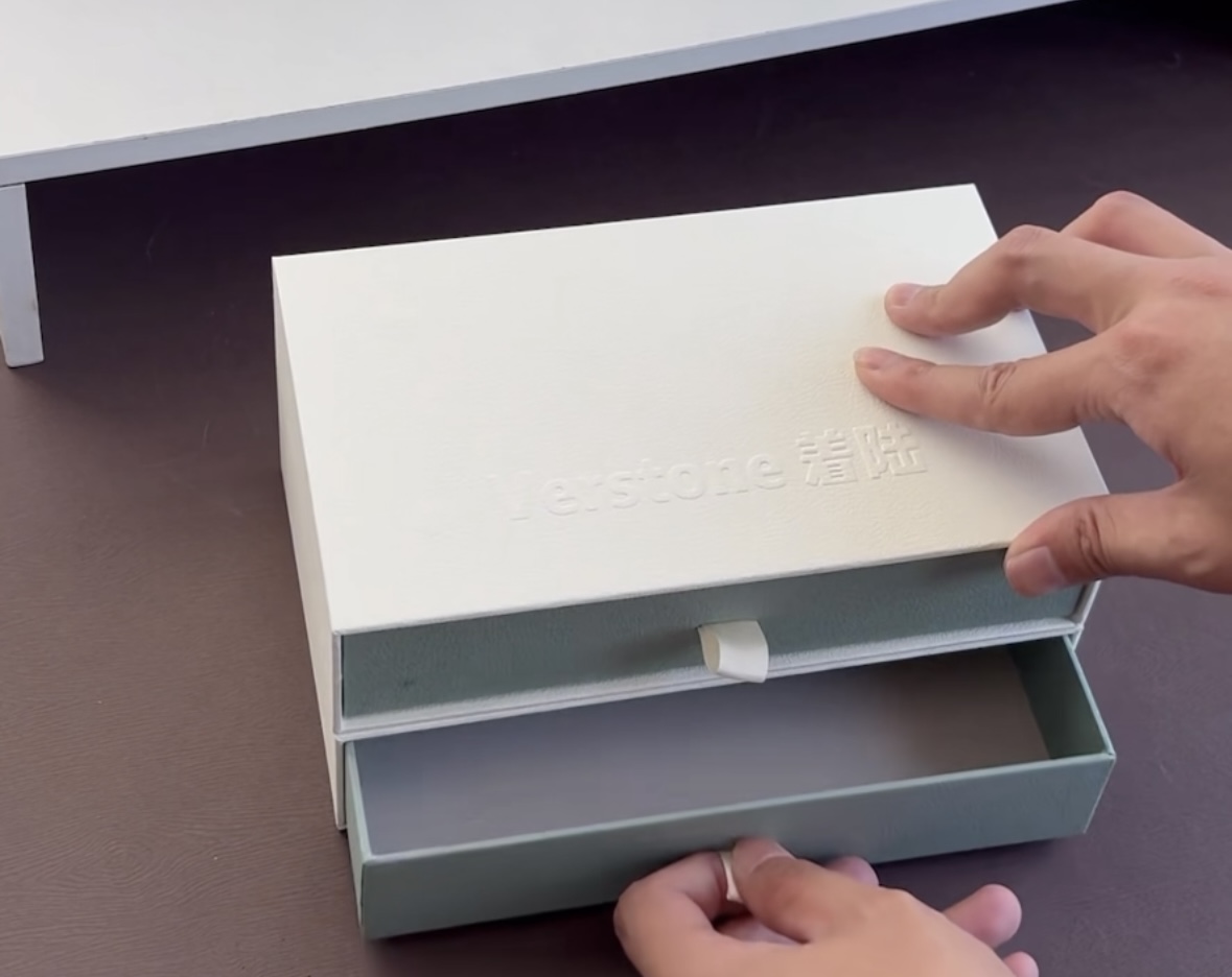 ¡Esta elegante caja de regalo que puede atraerse hace que su regalo se destaque!